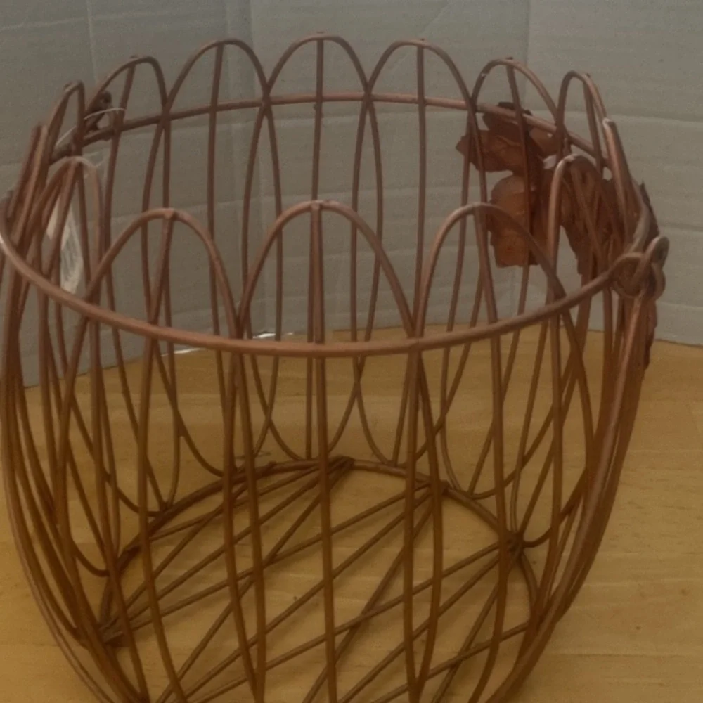 Decorative Copper color Wire Basket with Leaf Accents & handles About 7x7 NWT